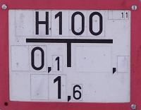 Hinweisschild: Unterflurhydrant 0,10  m rechts und 1,60 m vom Schild entfernt