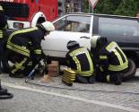08.06. Stadtfest in Großröhrsdorf: die Feuerwehr führt vor, wie eine eingeklemmte Person aus einem Unfallwagen befreit werden kann